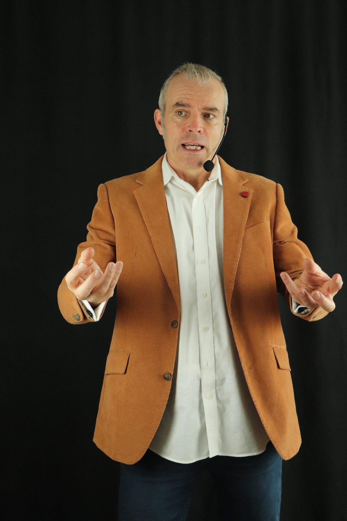 Karsten Huttenhain, founder of Welcome Voices, speaking with open, expressive gestures
